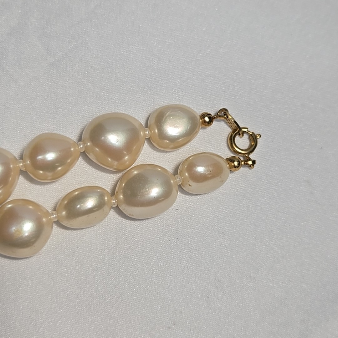 Vtg 1955-1969(C) Trifari Single Strand Pearl Gold Tone Spring Clasped Necklace