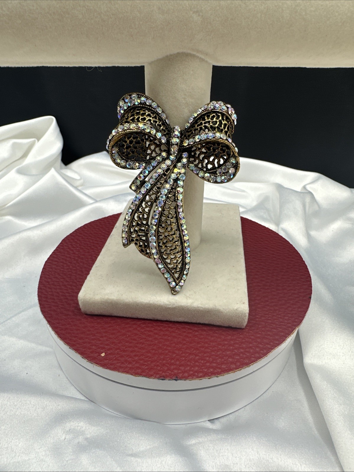 Antique Gold Filigree Bow Ribbon Brooch. See pics.