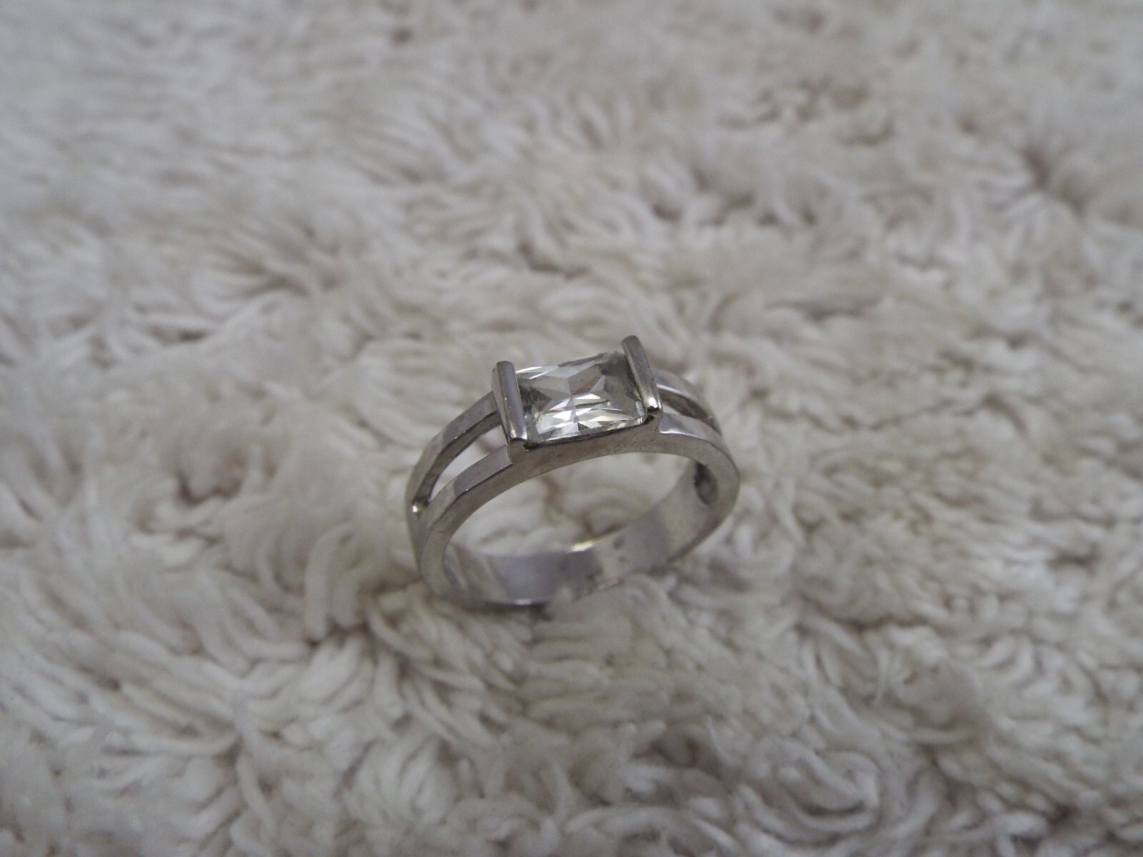 Silvertone Rhinestone Ring ~ Size 5.5 (F37)