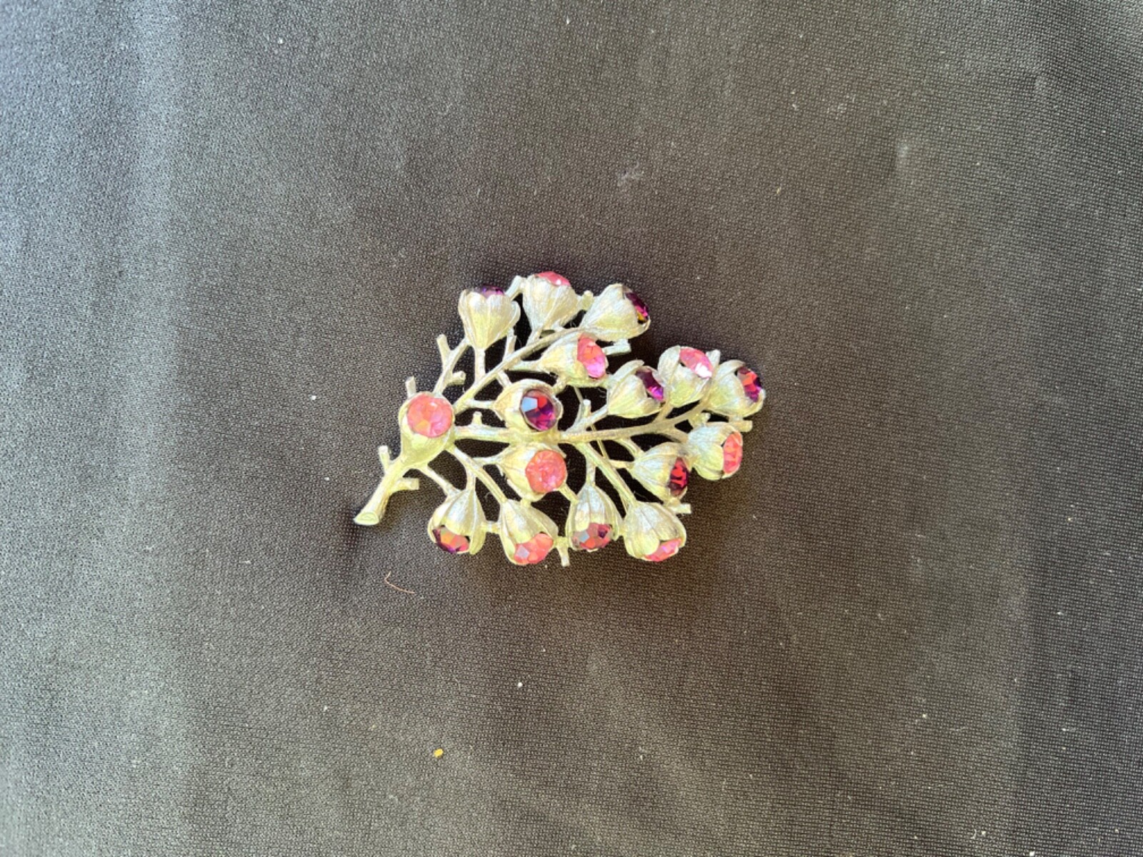 VINTAGE 1962 SARAH COVENTRY PINK PURPLE RHINESTONE WISTERIA BROOCH PIN