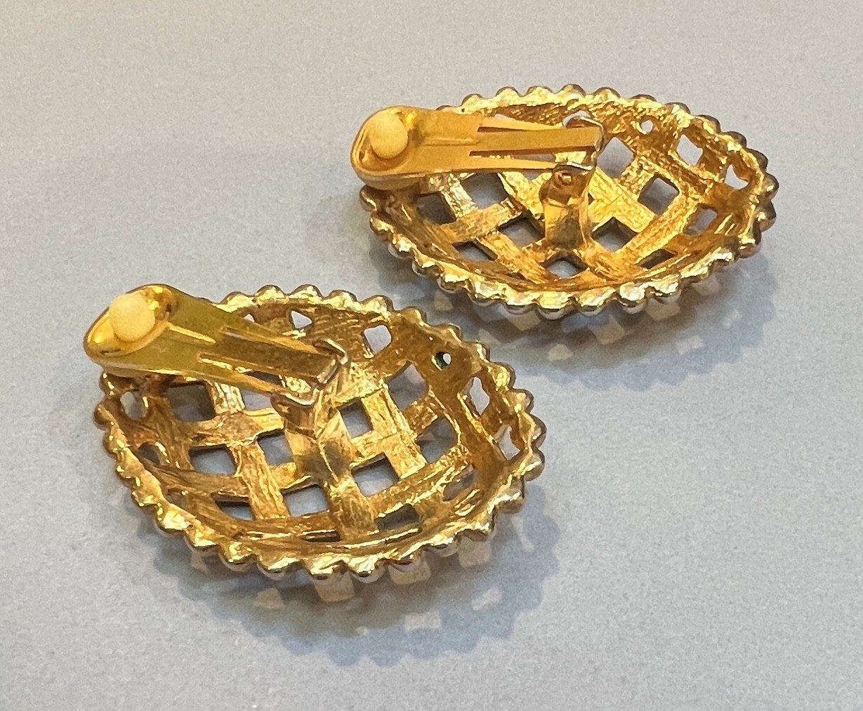 Large (1-3/4″ ) 80s VTG Basket Weave Gold Tone Clip Earrings Statement Runway