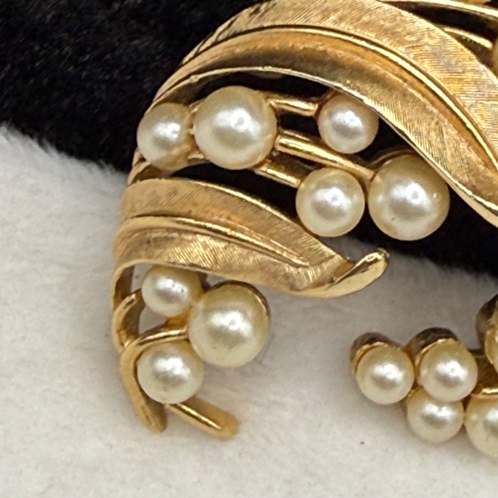 Vintage Trifari Textured Leaf Brooch Gold Tone Imitation Pearl Cluster Signed