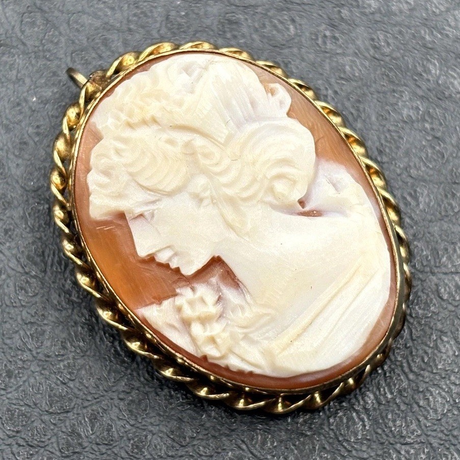 Vintage Left Facing 14K Gold Filled Hand Carved Shell Cameo Brooch Pendant