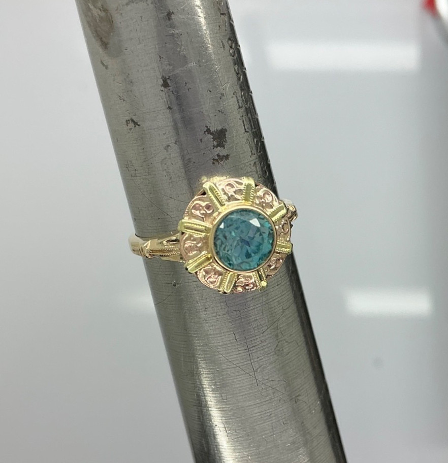 BEAUTIFUL Vintage Art Deco Yellow and Rose gold Blue Zircon Ring size 6.25