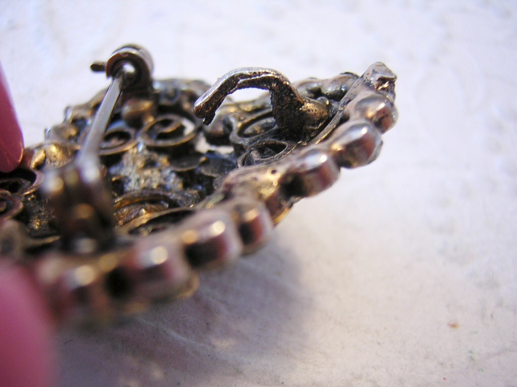 1950’s EDLEE Fab RIVOLI, Olivine, Egyptian Blue & RED Rhinestones Dangling PIN