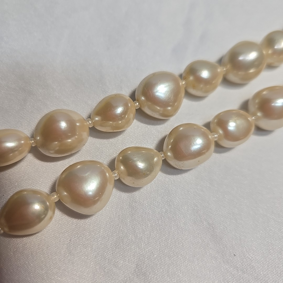 Vtg 1955-1969(C) Trifari Single Strand Pearl Gold Tone Spring Clasped Necklace