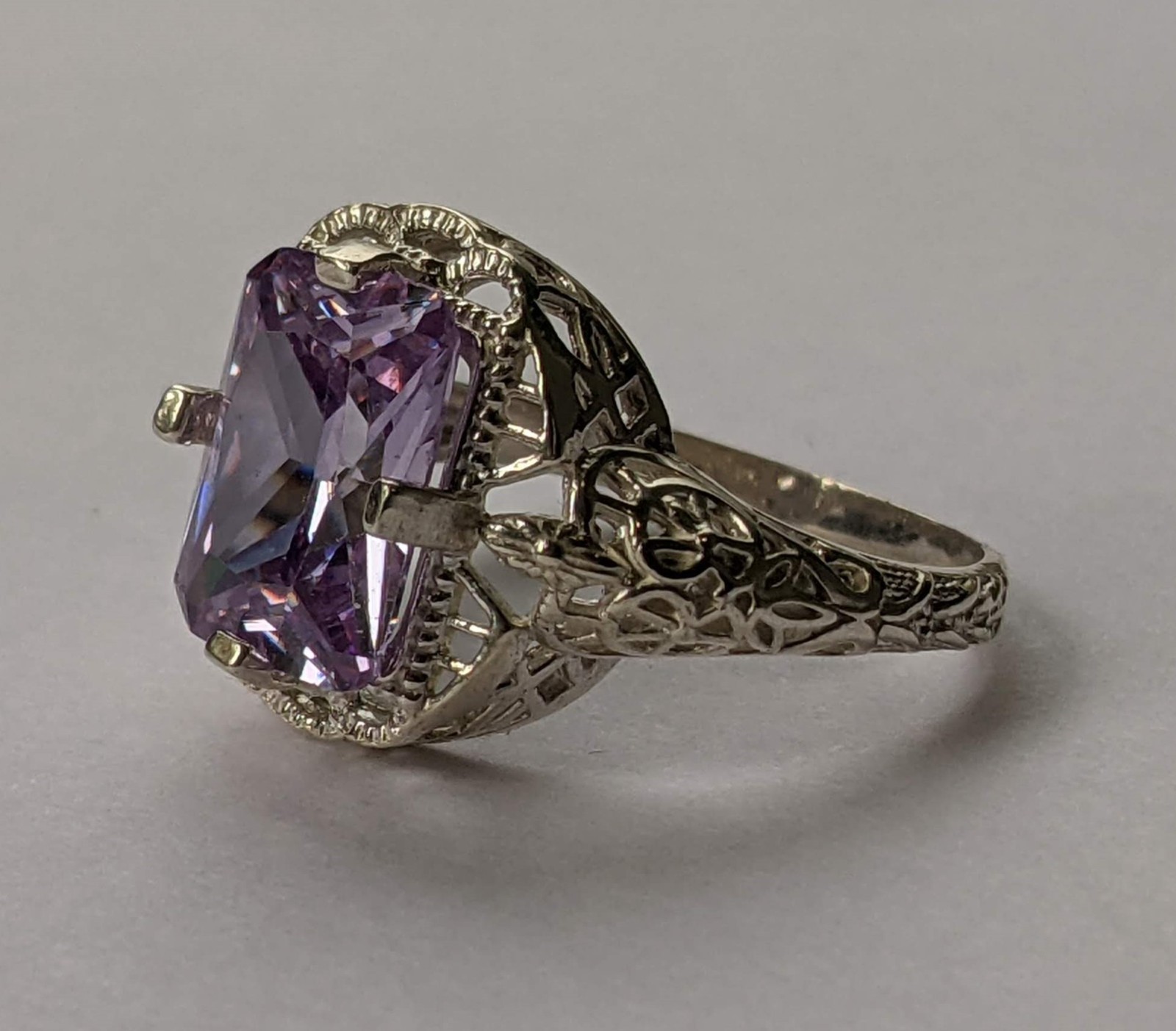 Vintage ring sterling silver 925 Size 9.5 Weight 5.44 g. Amethyst.