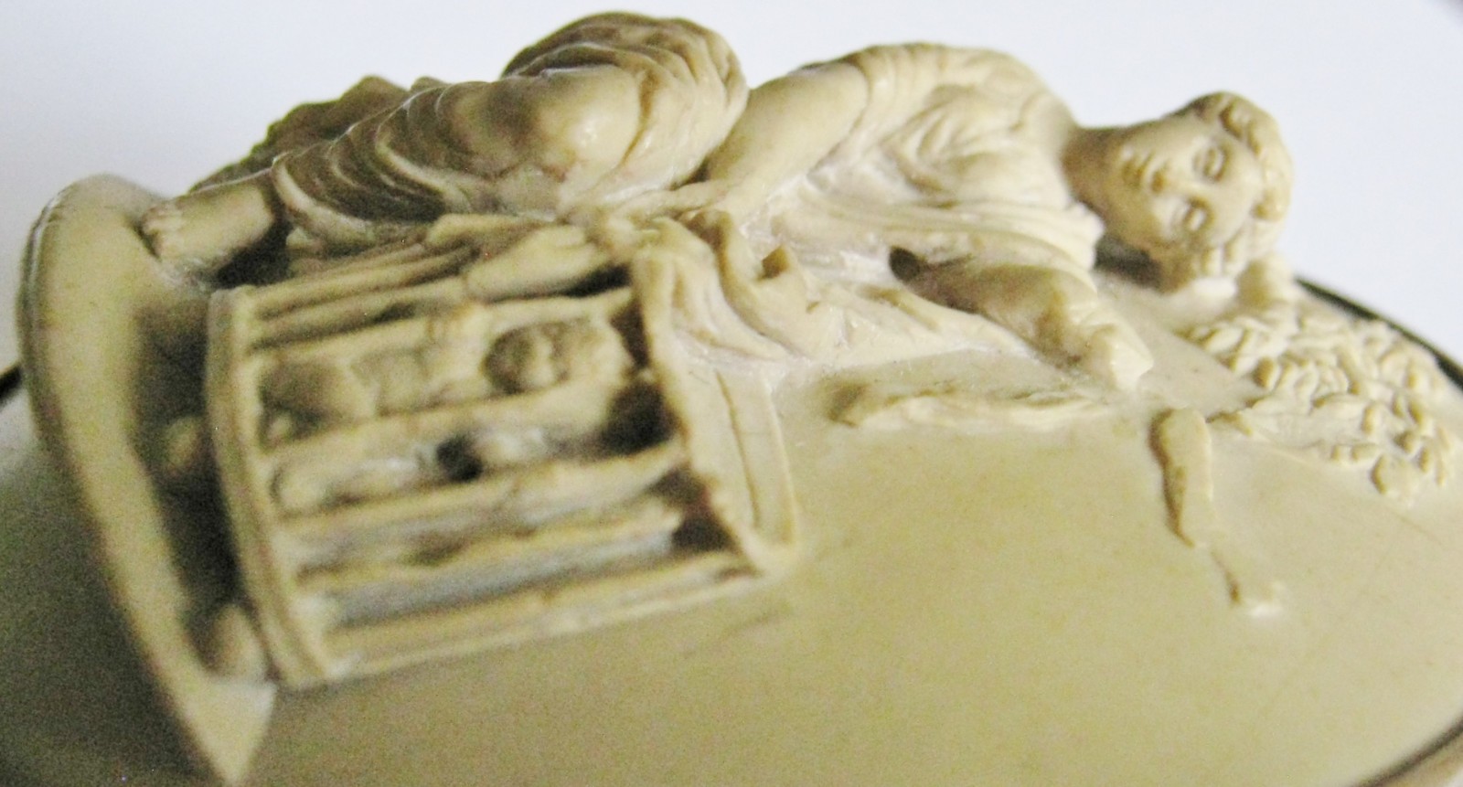 EXTREMELY RARE ANTIQUE HIGH RELIEF LAVA CAMEO 10K GOLD CUPID SELLER PUTTO IN PEN