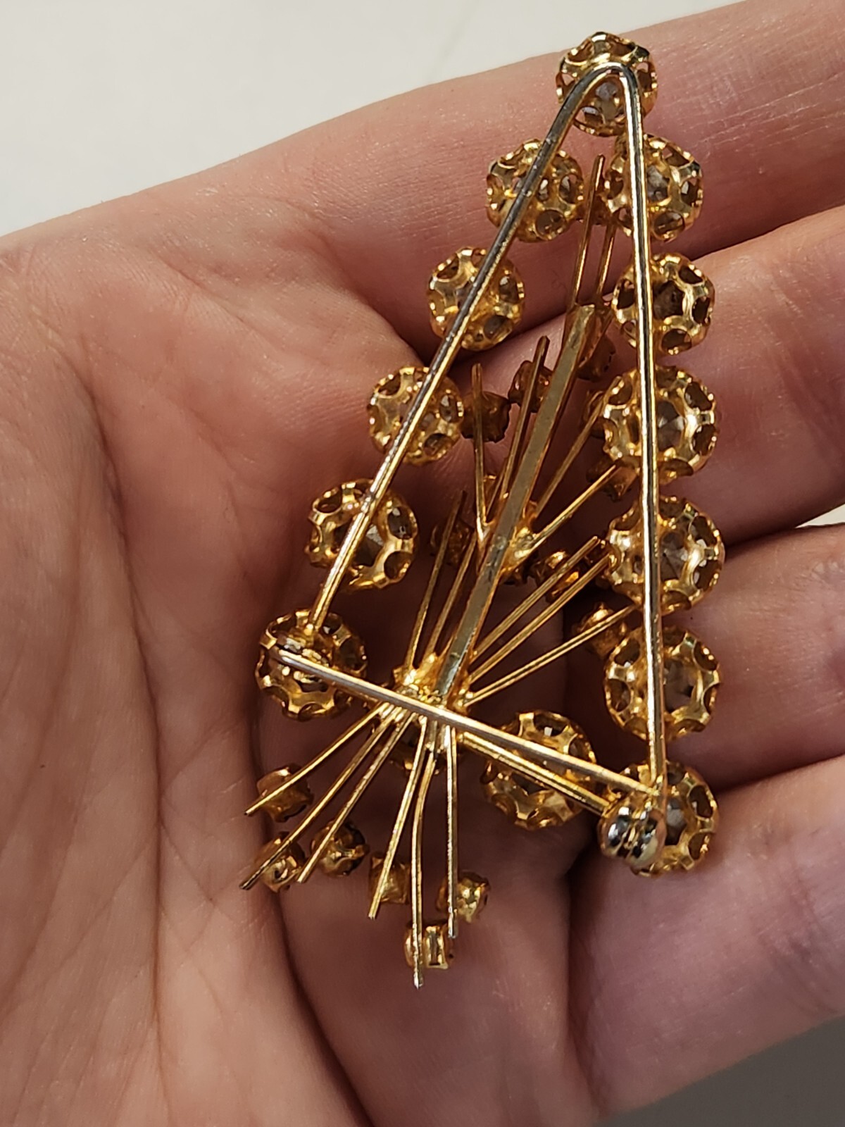 GREY & CRYSTAL AURORA BOREALIS RHINESTONE SPRAY BROOCH SPARKLING GOLDTONE FINISH