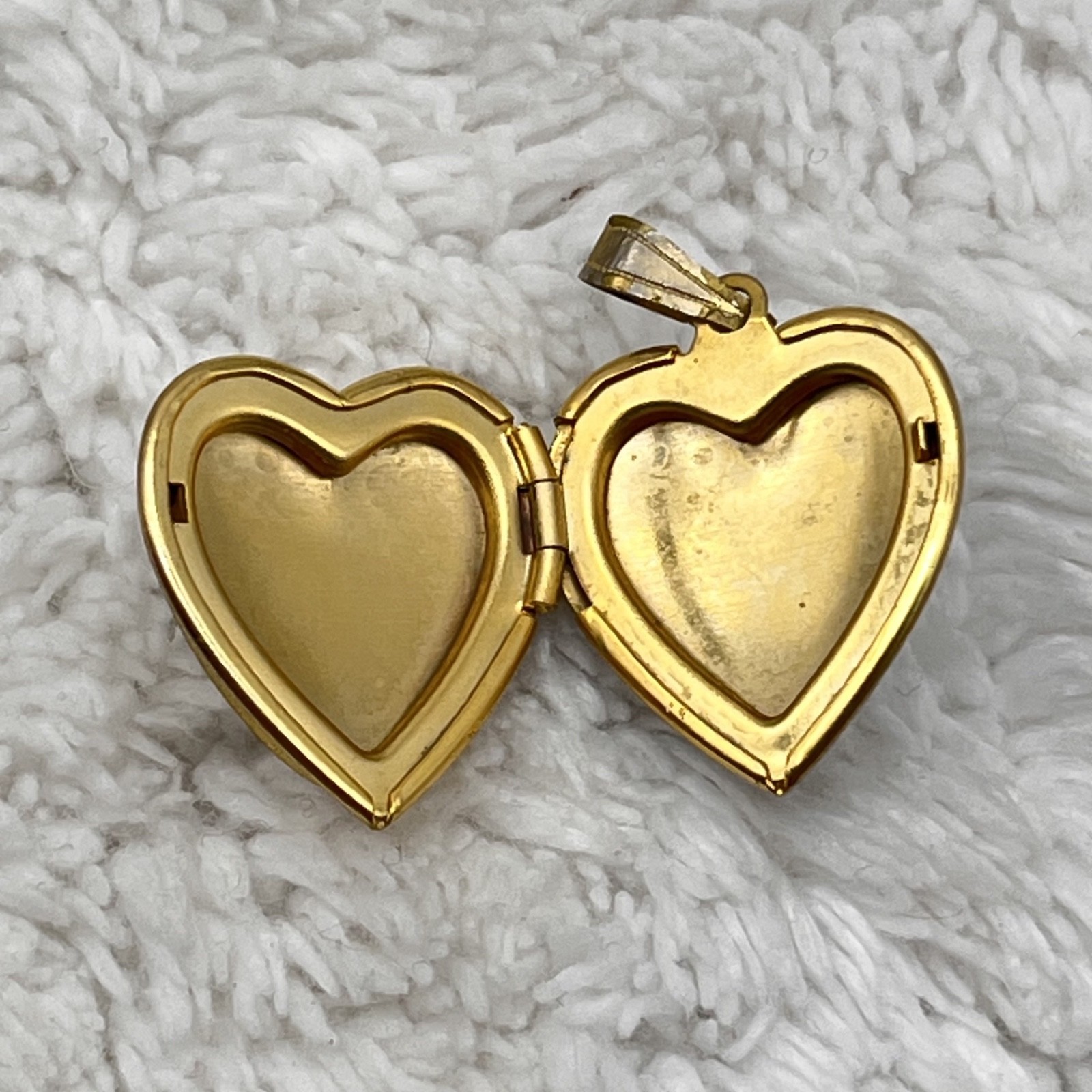 Vintage Heart Locket Pendant Textured Gold Tone Engraved Opens .75″