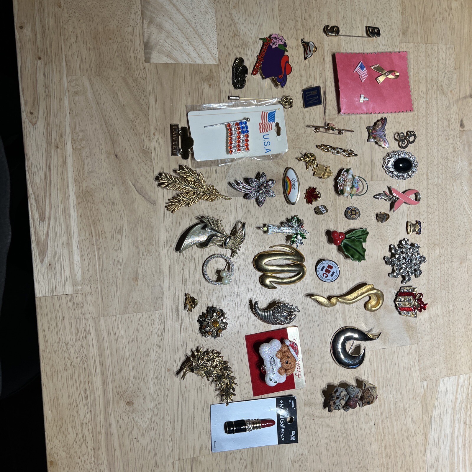Vintage lot of Assorted Brooches / Pins. 43 Pieces.