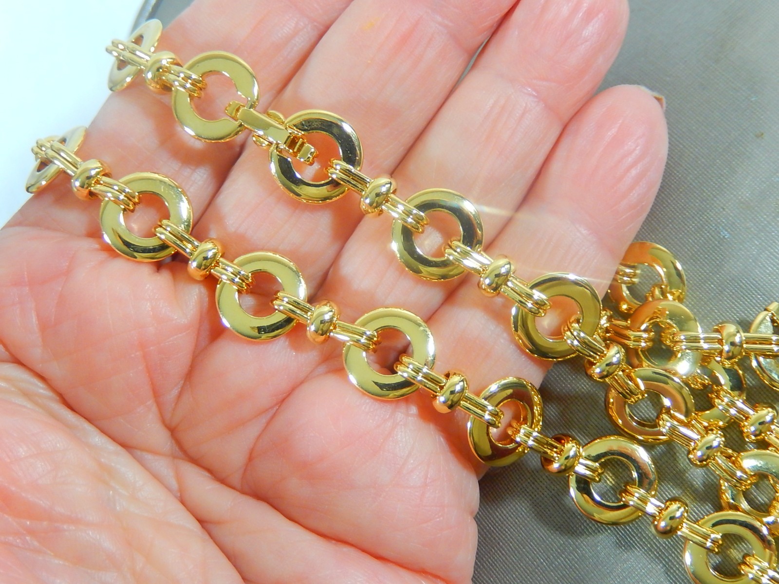 NEW OLD STOCK BETTER QUALITY CIRCLE & BOW LINK GT 25″ NECKLACE IN MINT CONDITION