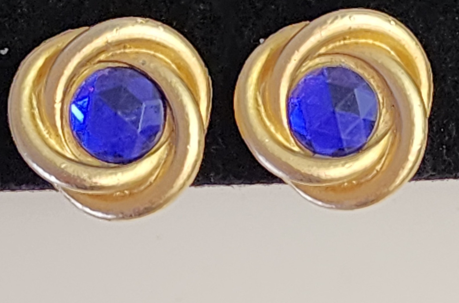 3/4″ Vintage Gold Tone Twisted Knot Blue Stone Huggie Clip On Earrings – Jewelry