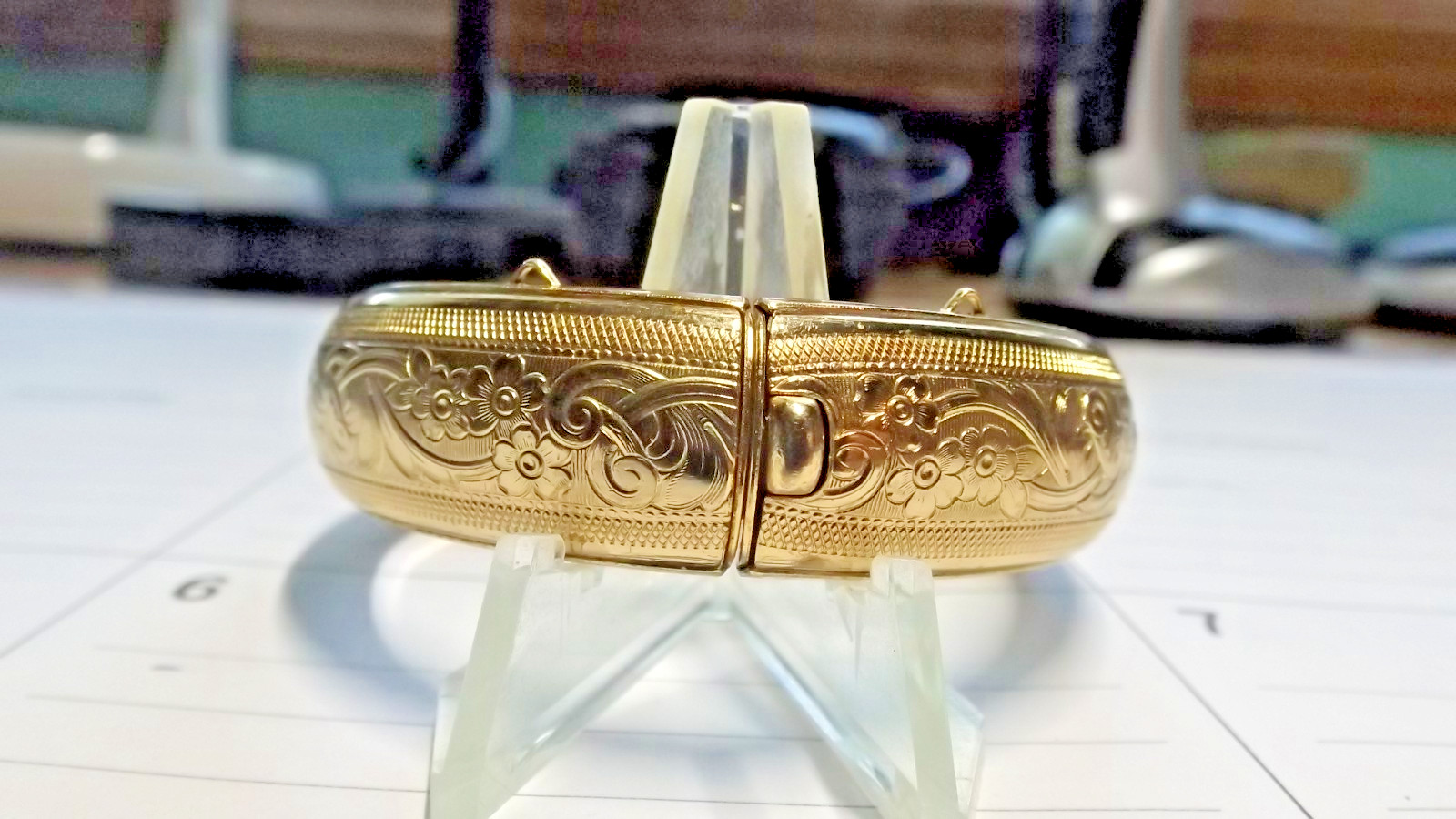 BEAUTIFUL GOLD LOOKING BRACELET .ENGRAVED CLASSIC WRIST BAND. IT IS NOT GOLD