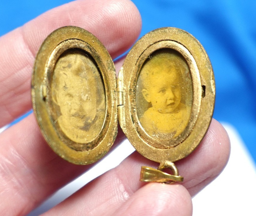 GOLD FILLED ANTIQUE OVAL LOCKET DENSE DESIGN 20 X 30 MM 6.4 GRAMS