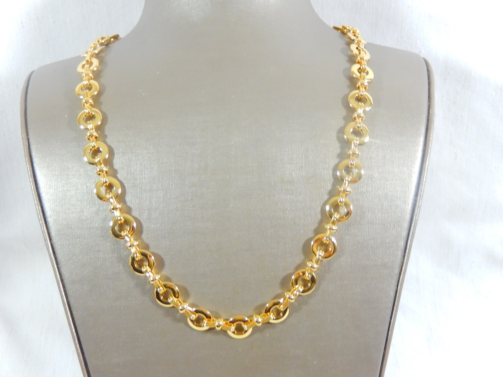 NEW OLD STOCK BETTER QUALITY CIRCLE & BOW LINK GT 25″ NECKLACE IN MINT CONDITION