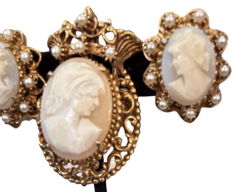 VTG goldtone faux cameo brooch and earrings set PIN FLORENZA