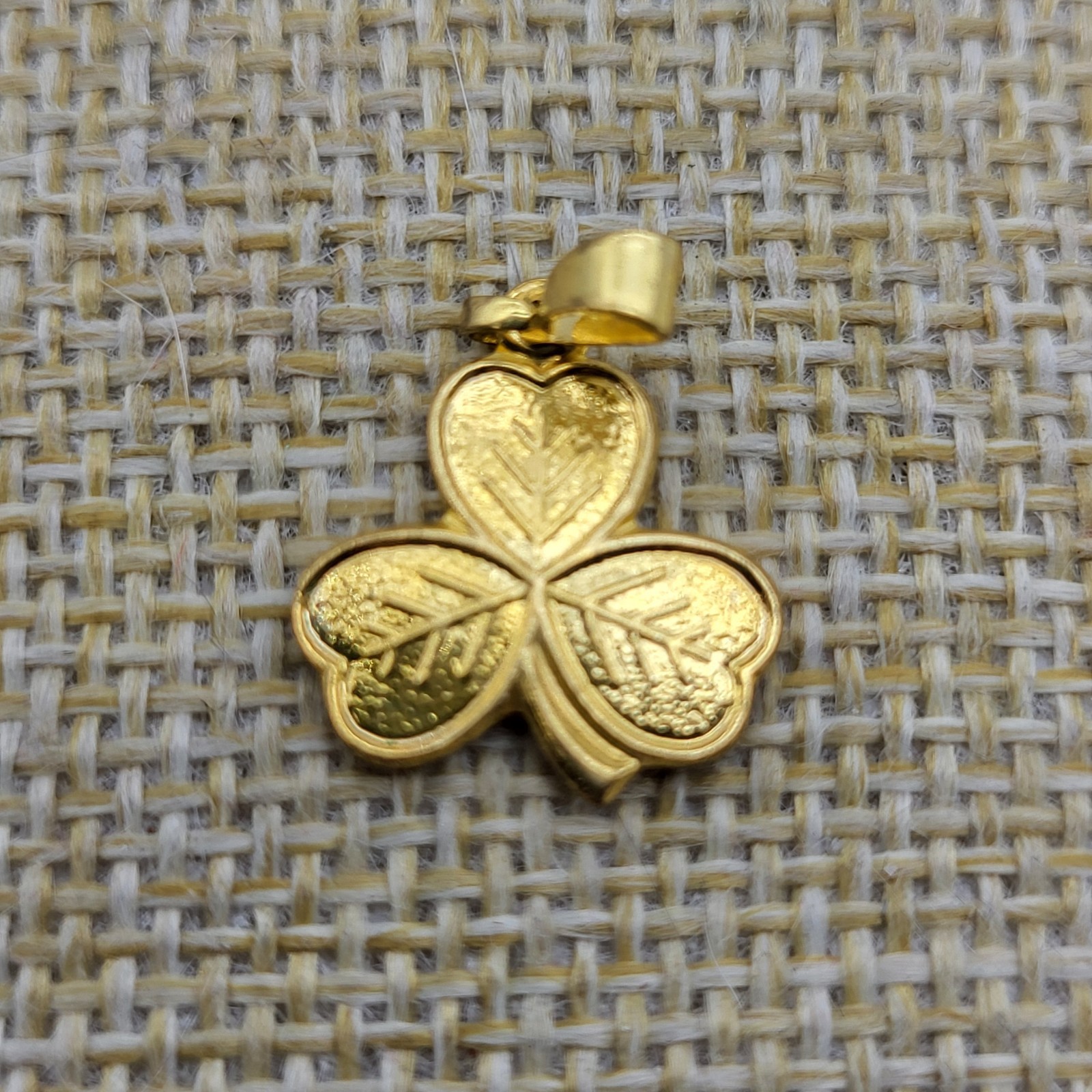 Fun Vintage Pendant charm gold plated lucky clover shamrock