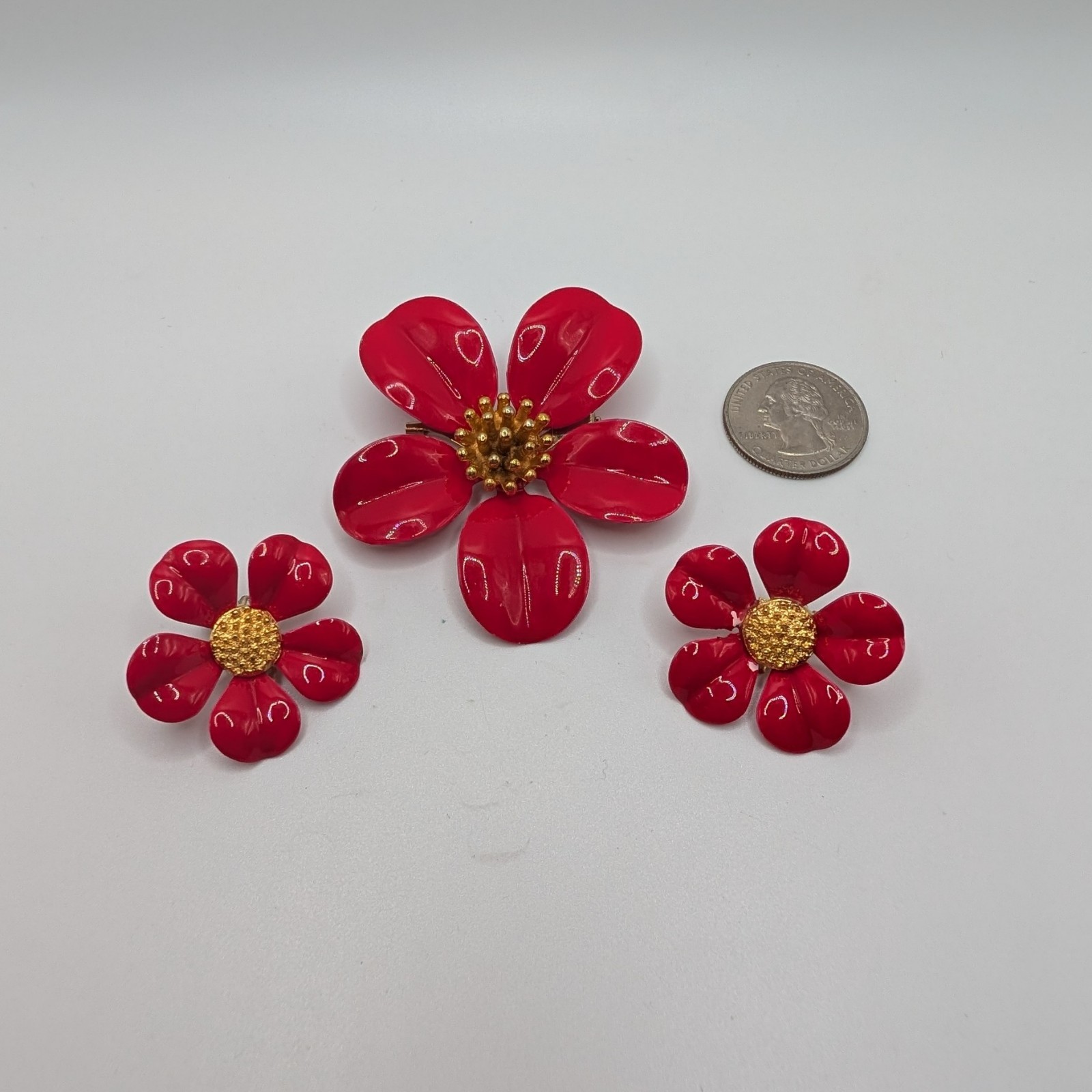 VTG Bright Red-Gold Metal Enamel Flower Power Brooch & Clip On Earring Set