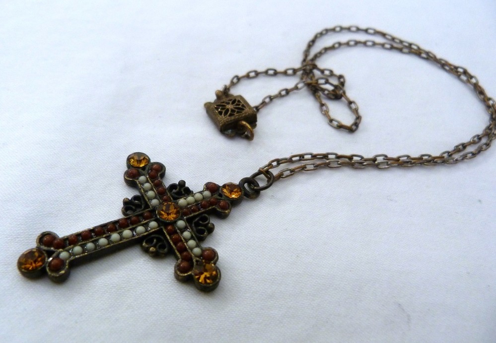 VINTAGE TINY WHITE BROWN STONES AMBER RHINESTONES CROSS PENDANT CHAIN NECKLACE