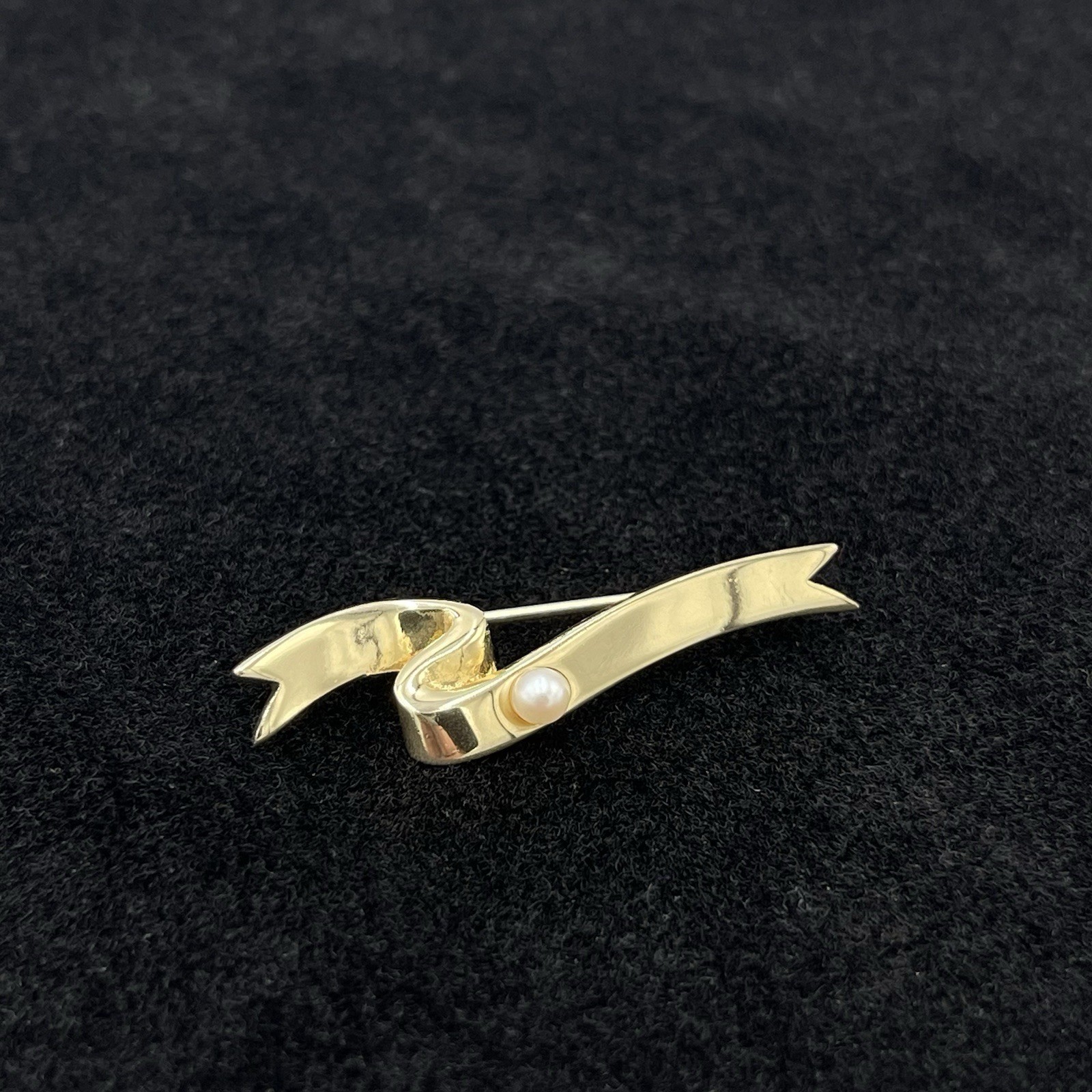 1984 Avon Gold Tone Ribbon Brooch with One Pearl