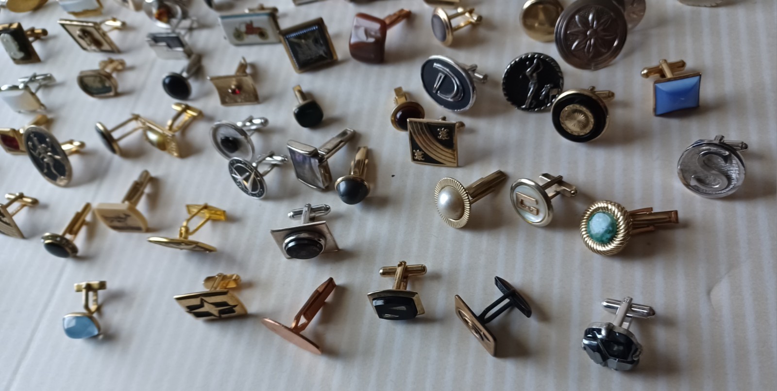 Lot 160 VTG Single Cufflinks Mixed Styles Tones Repurpose Jewelry Some Wear
