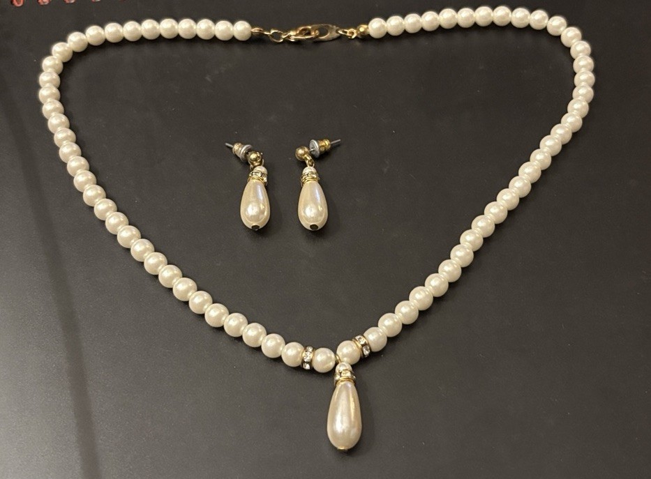 2 Vintage Unbranded Pearl Necklace & Pierced Earring Sets Choker Gold Tone