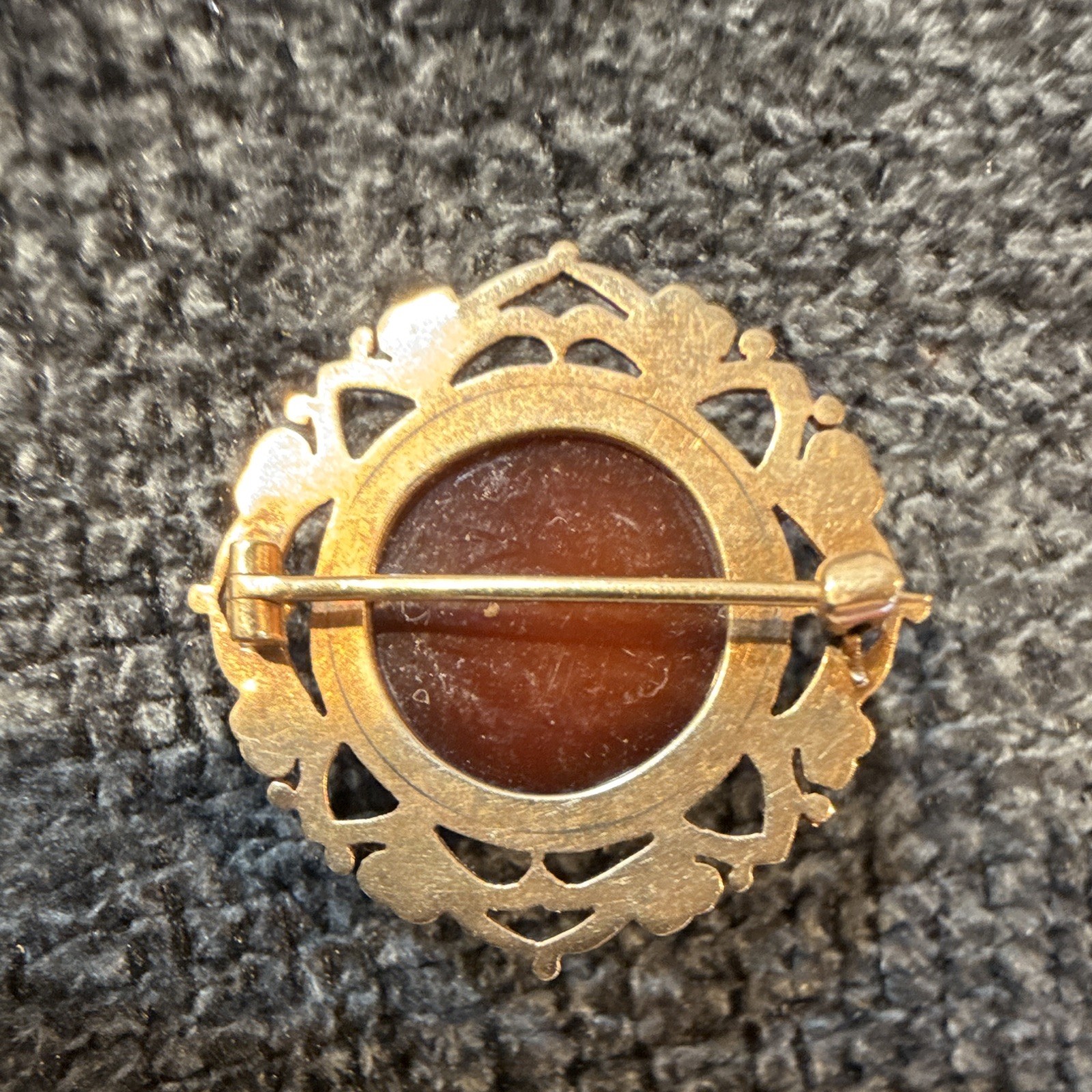 Round White Cameo Brooch Pin 9 Karat Gold Frame Women’s 1 in x 1 in