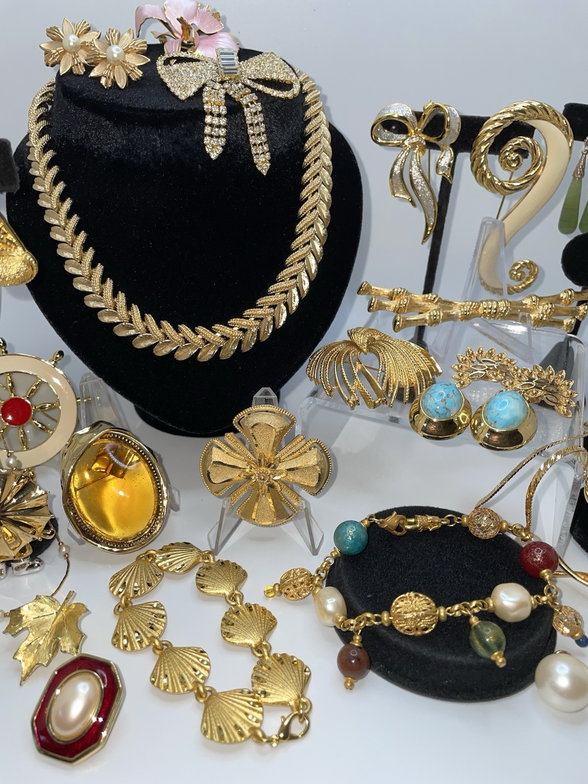 29 Pcs Vintage Gold Tone High End Jewelry Brooch Necklace Earrings Bracelet Lot