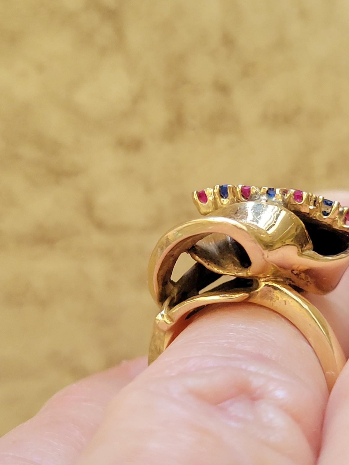 Vintage 1970s 14kt Gold Swirl Ribbon Ring W/ Ceylon Pink &Blue Sapphires Size 6