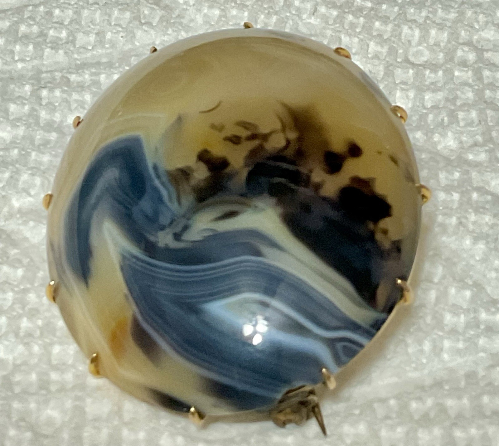 A Stunning 14K Yellow Gold Agate Brooch / Pendant. In Excellent Condition.