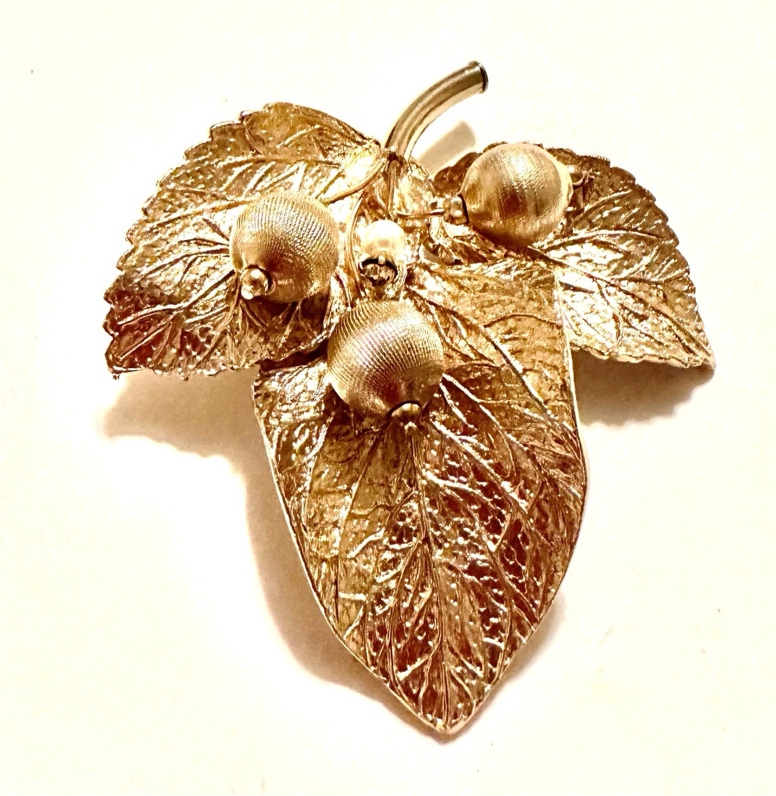 Vintage Signed Capri Gold Tone Acorn Leaf Brooch Pin Textured Leaves 2 5/8″