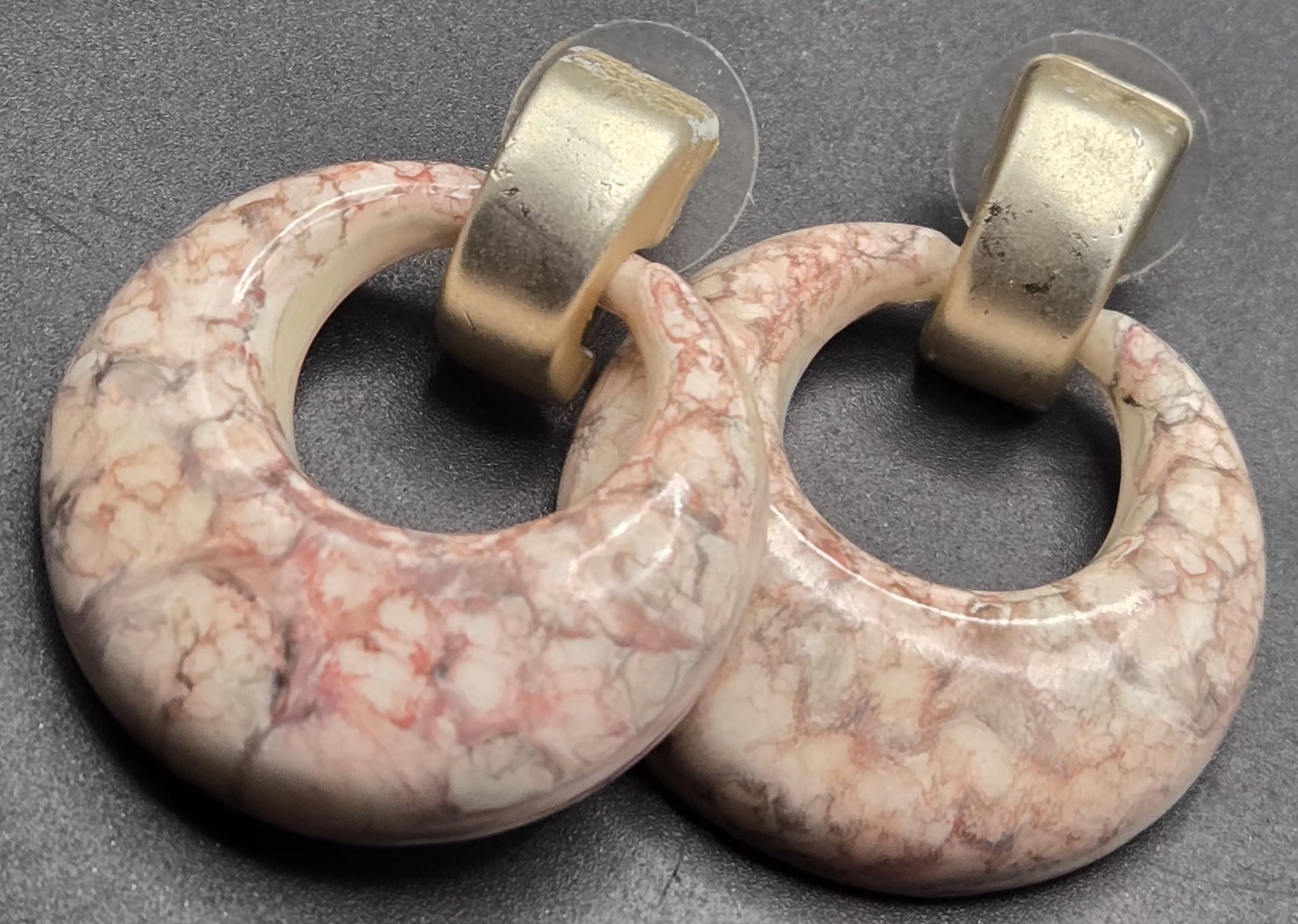 Vintage Pink Marbled Resin Hoop Drop Earrings Gold Tone Post Back Unsigned 80s