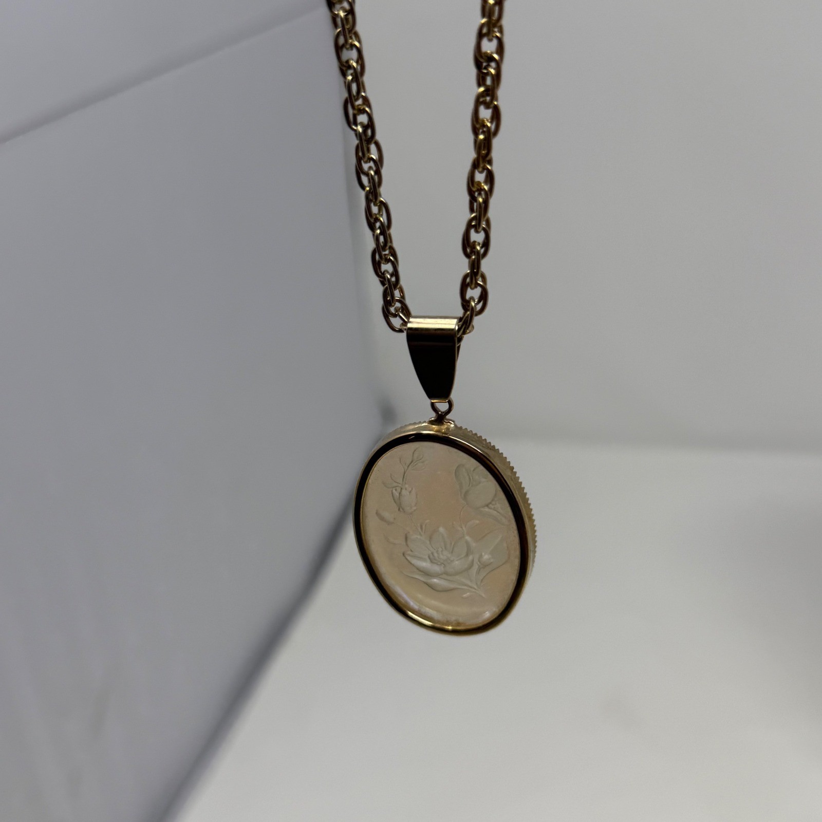 Vintage Gold Tone Floral Intaglio Pendant Necklace Oval Frosted Glass 24 Inch