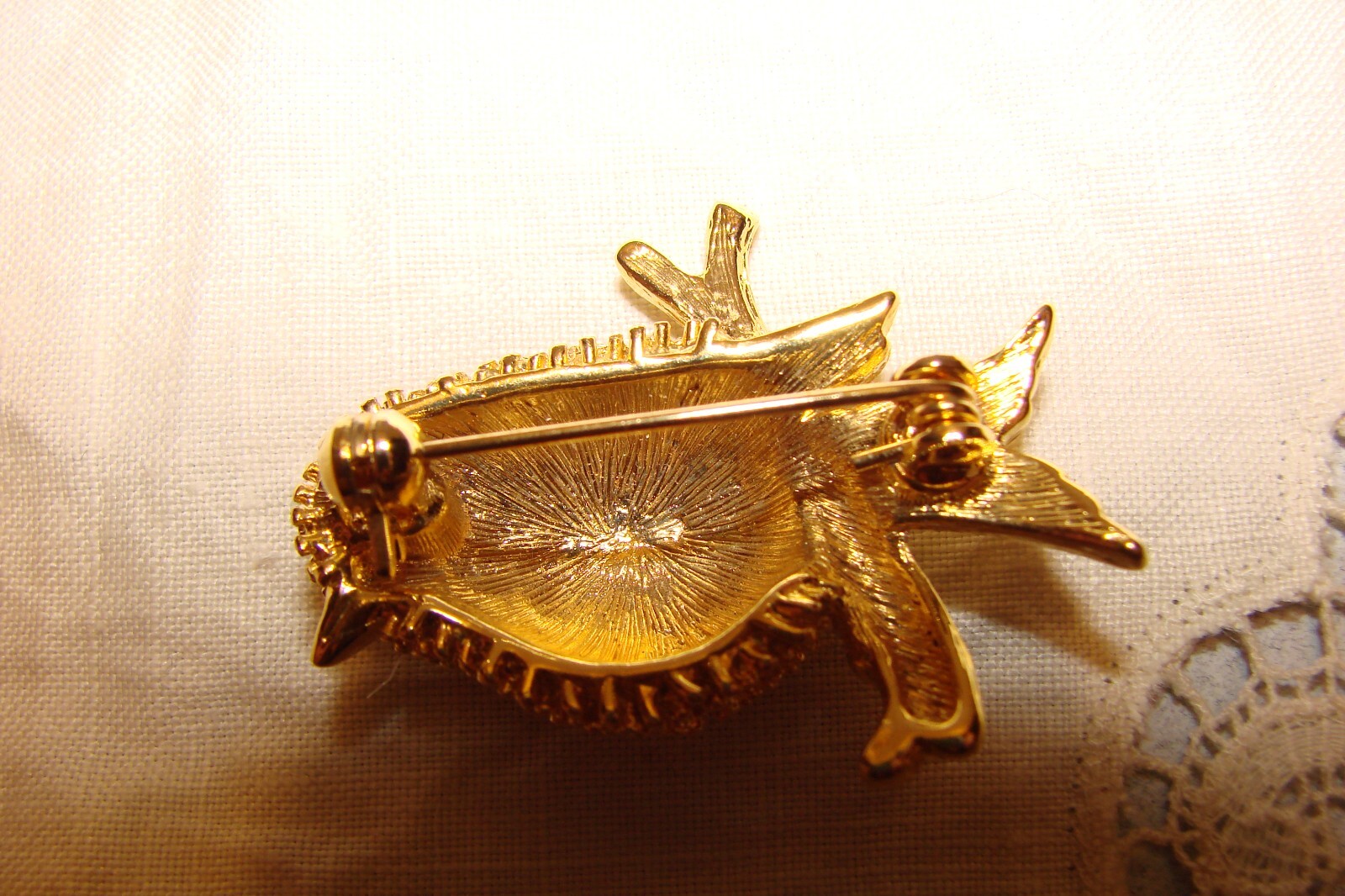 TWO VINTAGE GOLD TONE RHINESTONE BIRD BROOCHES GREEN EYES PEARL