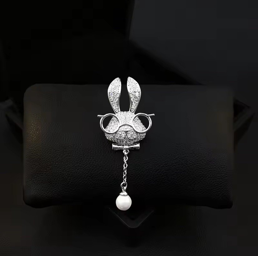 Sterling Silver Intellectual Bunny Rabbit Brooch With 8-9 mm Pearl Drop