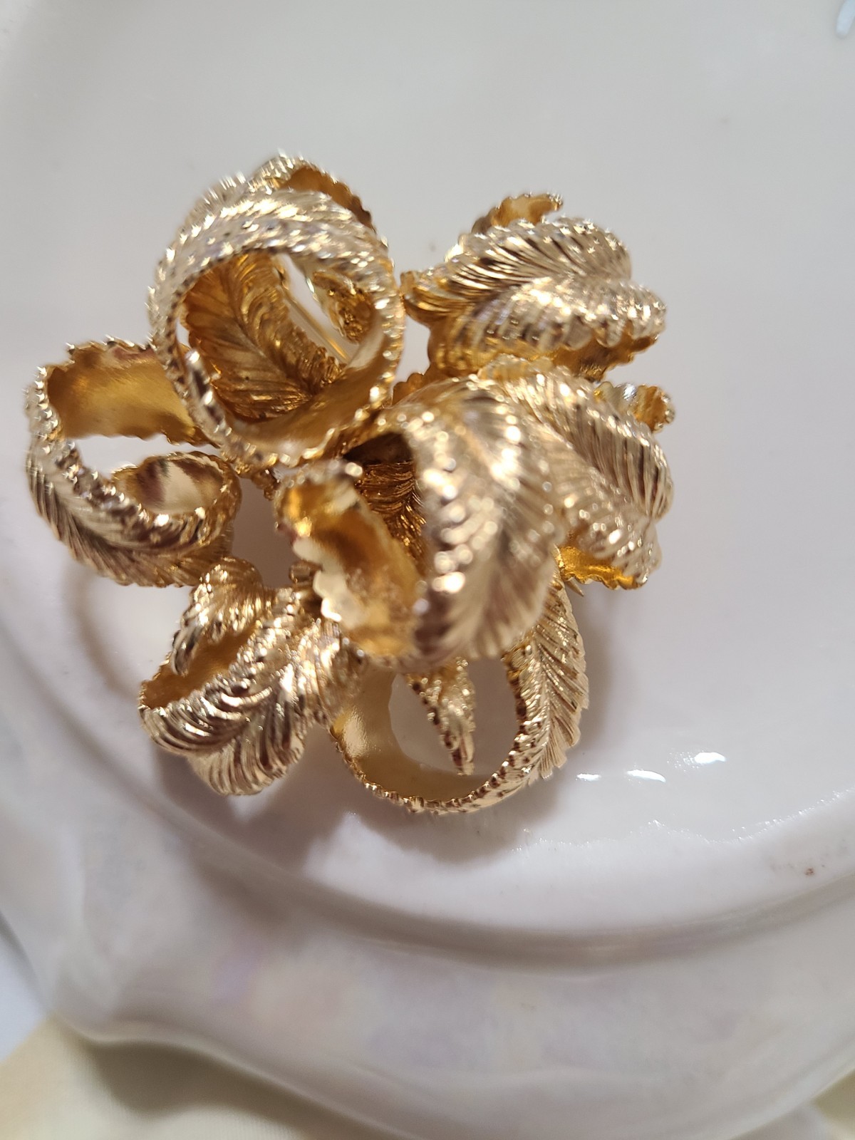 Grosse Signed Gold Tone Bow Leaf Nature Brooch Pin Women’s Fashion Jewelry