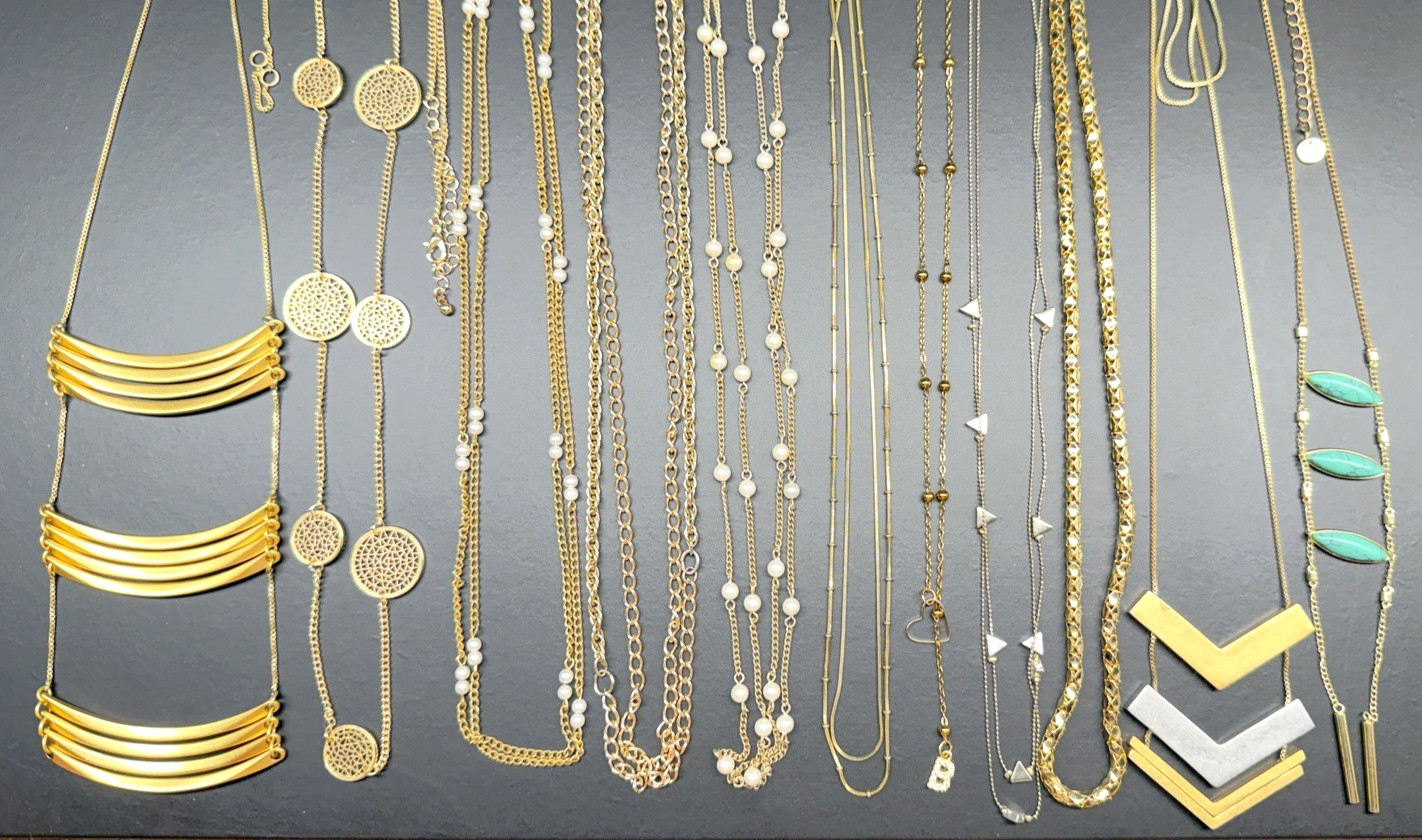 100 pcs Vintage Now Gold Tone Pendants Chains Necklaces Lot Signed & Unsigned