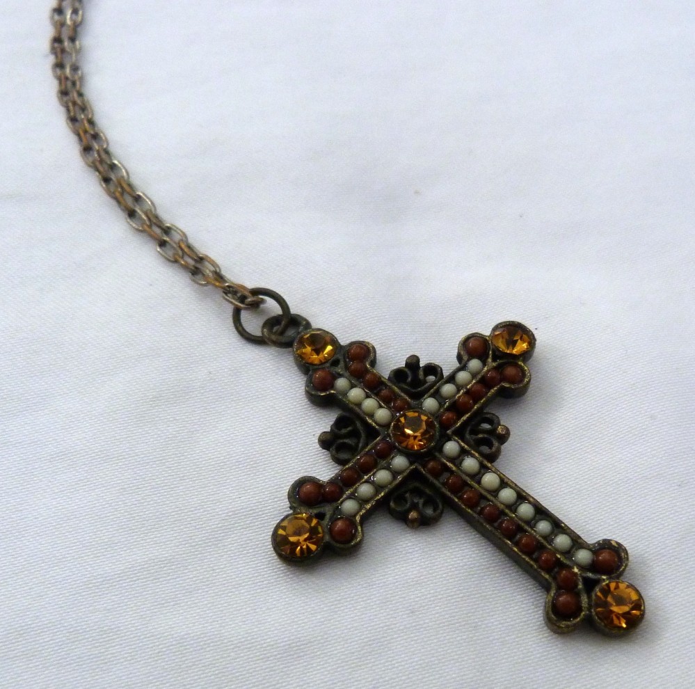VINTAGE TINY WHITE BROWN STONES AMBER RHINESTONES CROSS PENDANT CHAIN NECKLACE