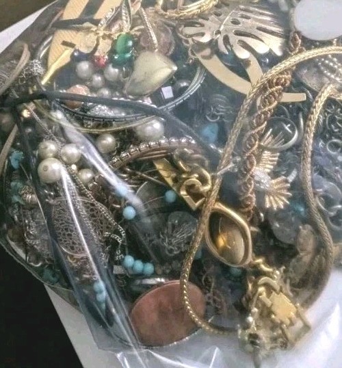 1 Pound Jewelry Costume Vintage Mix LBS necklaces bracelets pins rings etc lbs