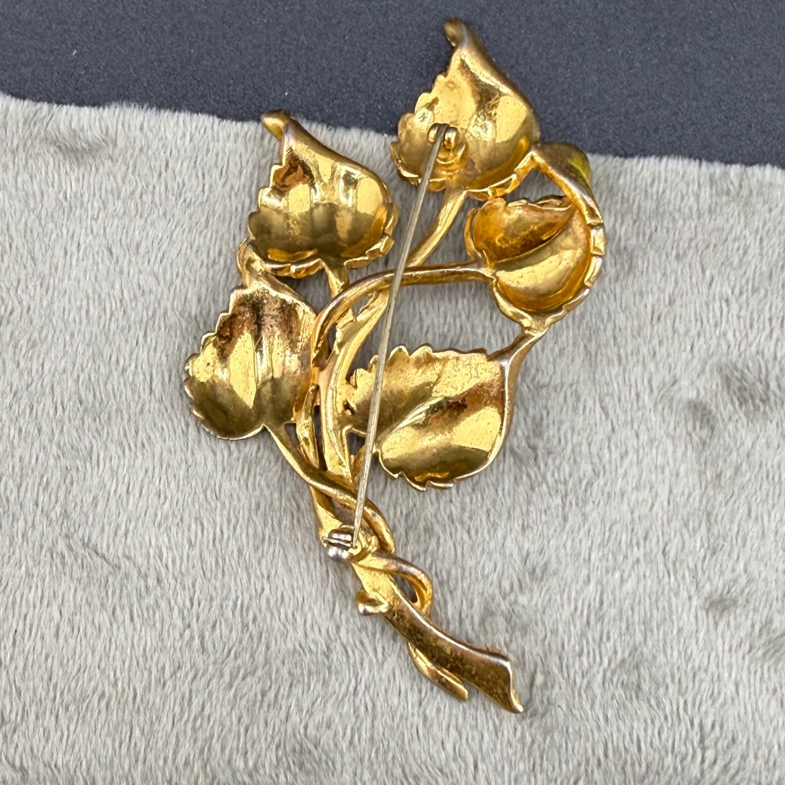 Vintage Unsigned Derosa Brooch Gold Tone Enamel Leaf Nature Vine