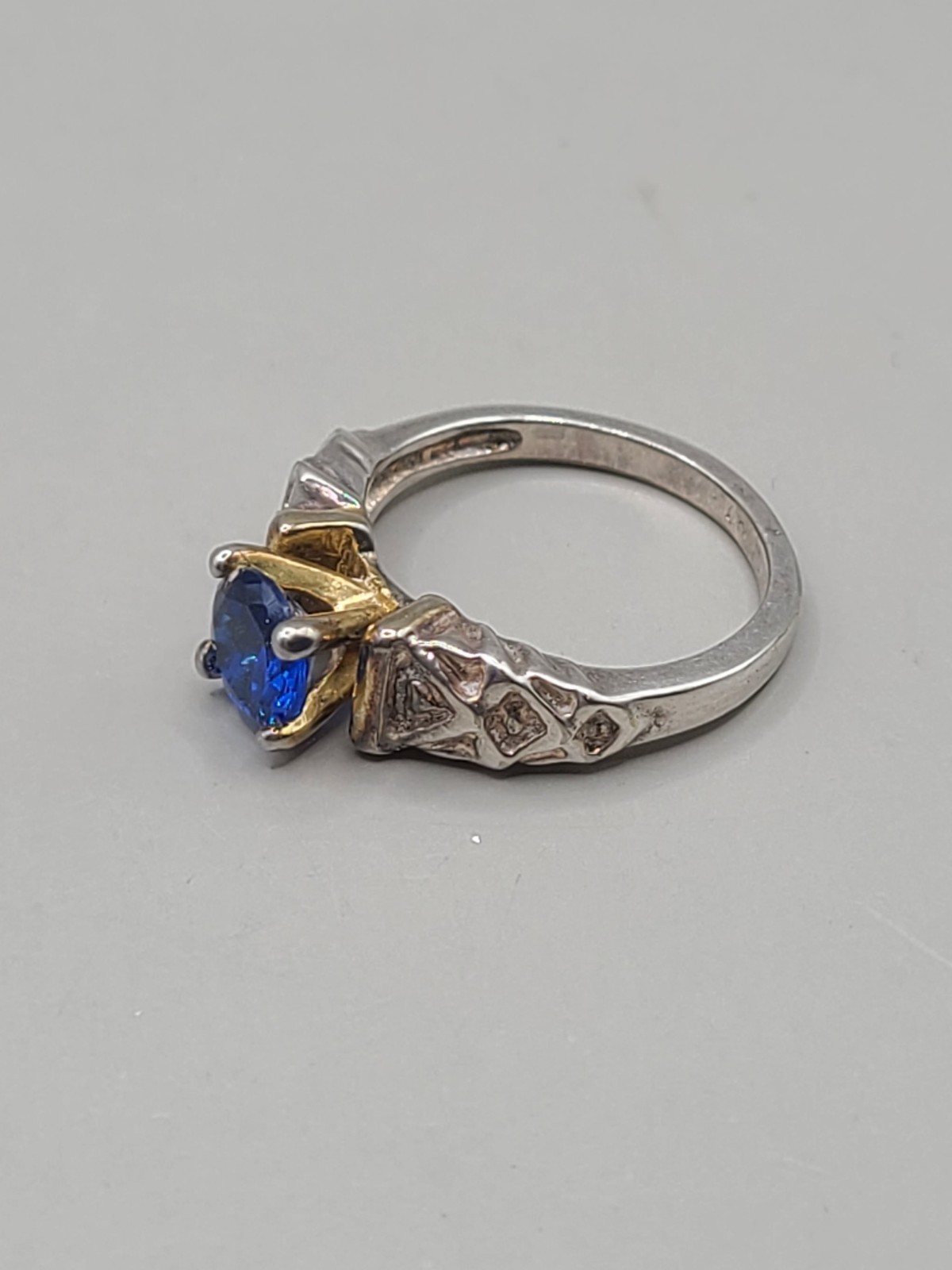Vtg SP Lind Silvertone/Goldtone Faceted Blue Glass Solitaire Ring Size 7 Signed
