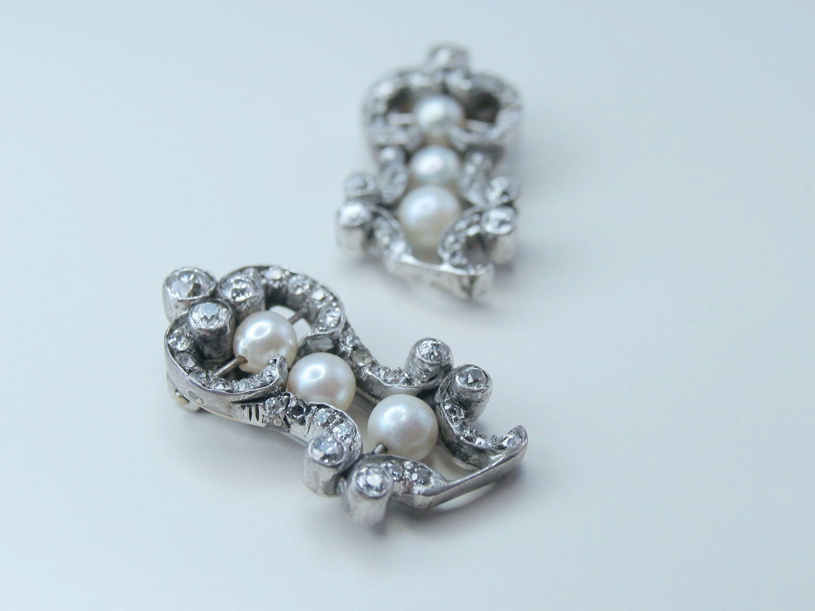 Antique Pair 14k White Gold Lady’s 65 OEC Diamonds 1.88ctw 6 Pearl Fur Clip Pins