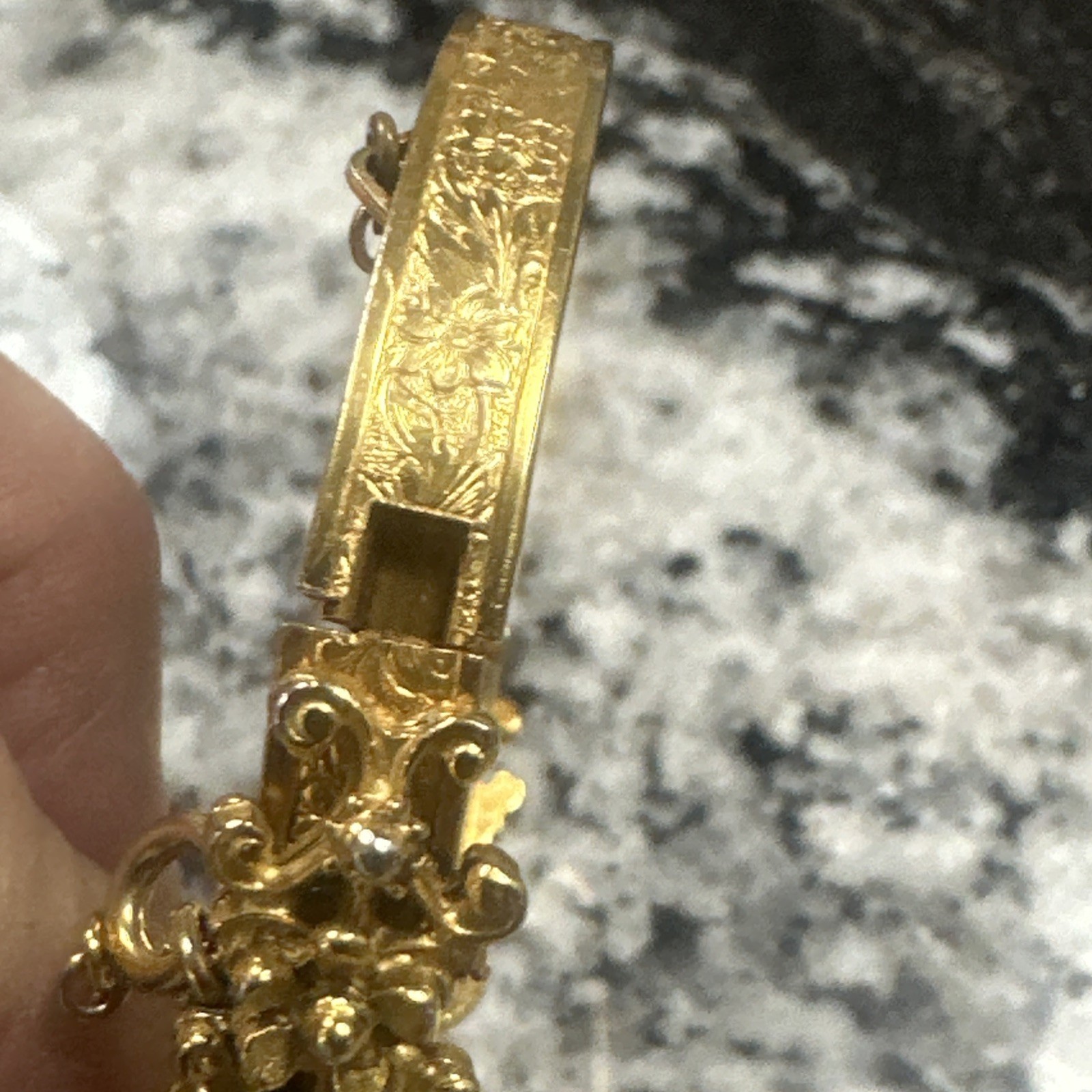 Vintage FLORENZA Bangle Bracelet Cameo Seed Pearls Gold Tone Hinged 6 1/4”