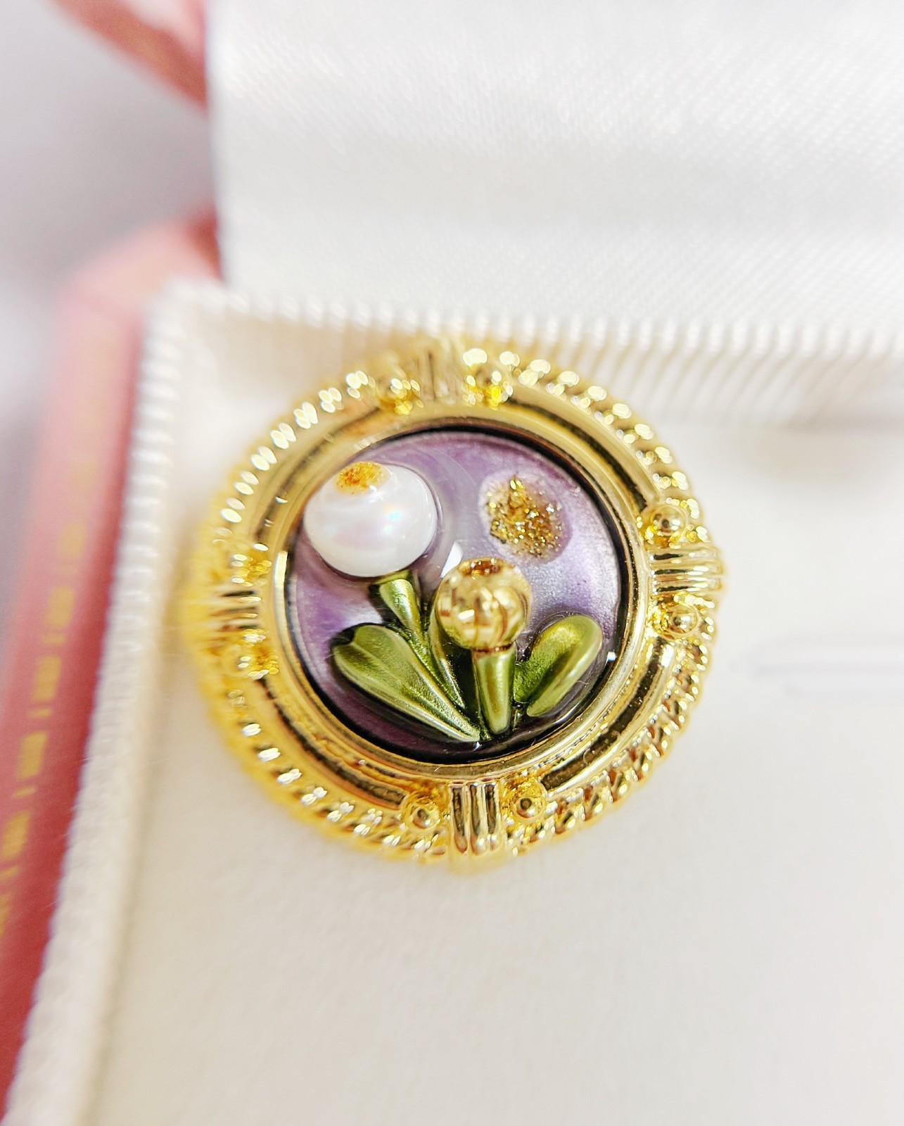 vintage gold earrings, White pearl earrings, floral earrings, gold stud earrings