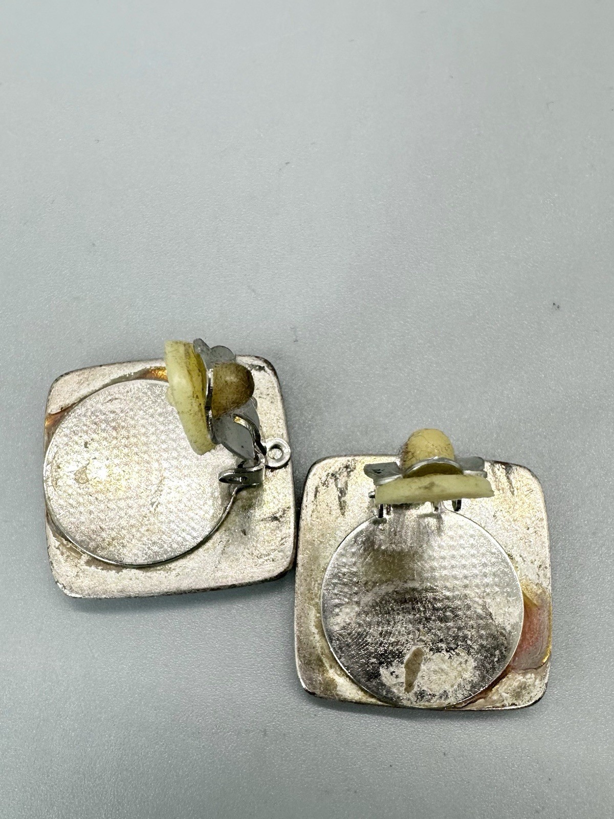 ⛎ Vintage Hammered Silver Tone Square Clip On Earrings Modernist 0.79″ Unsigned