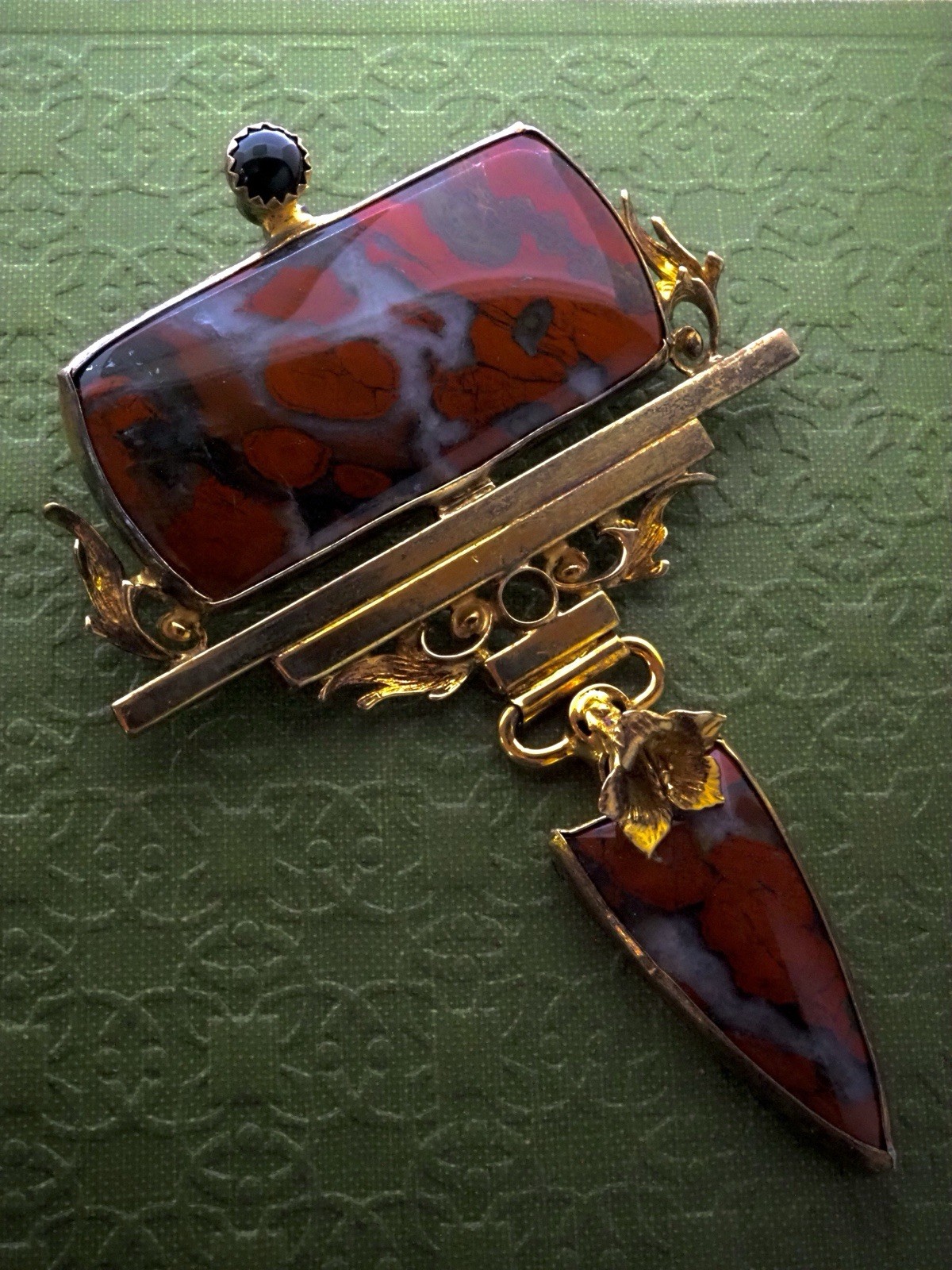 STUNNING TRICIA YOUNG AGATE STERLING SILVER & GOLD PLATE (VERMEIL) BROOCH
