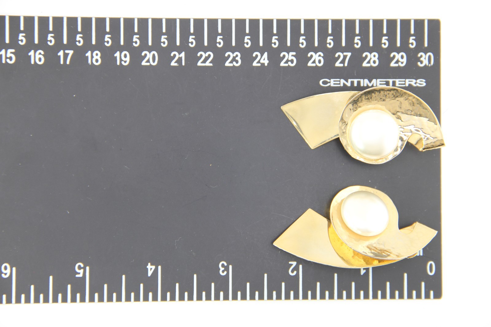 Vintage Clip Earrings Gold Tone Metal Pearlized Modernist Hammered 90-80s, NOS