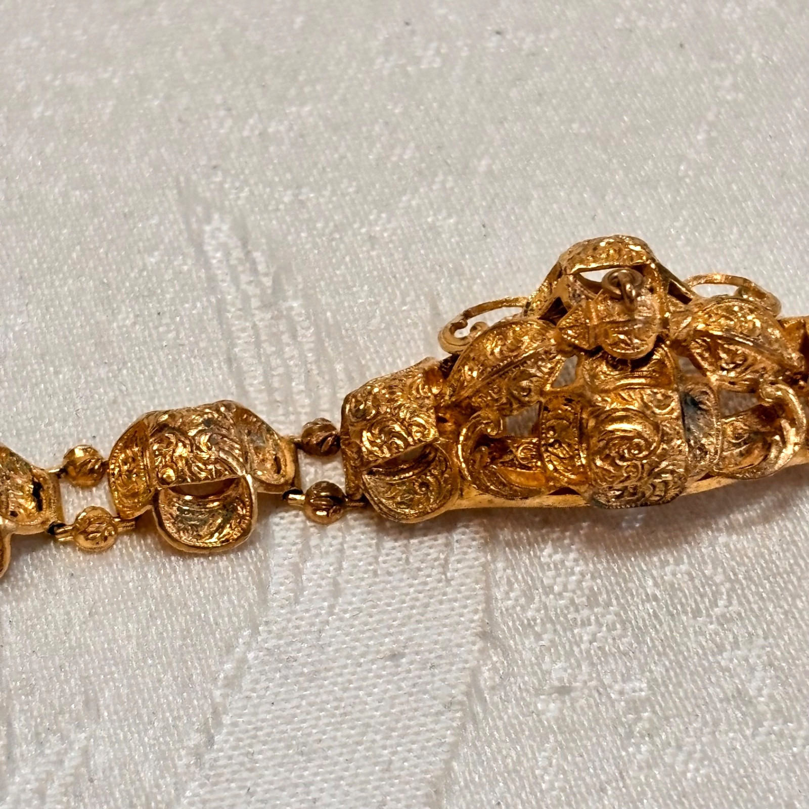 BRACELET goldtone metal temple lightweight box clasp NO BELL vintage 6 1/4″ circ