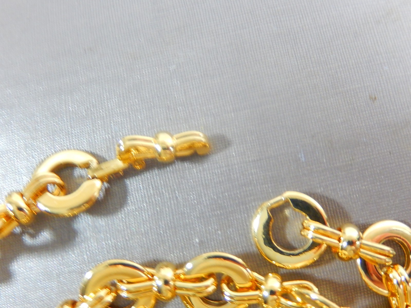 NEW OLD STOCK BETTER QUALITY CIRCLE & BOW LINK GT 25″ NECKLACE IN MINT CONDITION